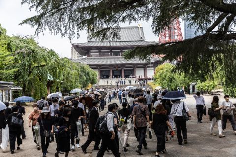 Mourners gather at Zojoji Temple.