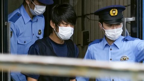 Tetsuya Yamagami, soupçonné d'avoir tué l'ancien Premier ministre japonais Shinzo Abe, est escorté par des policiers à Nara, au Japon, le 10 juillet 2022.