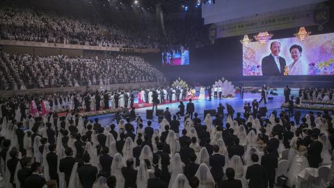 Des milliers de couples assistent à un mariage de masse organisé par l'Église de l'Unification le 7 février 2020 à Gapyeong-gun, en Corée du Sud. 