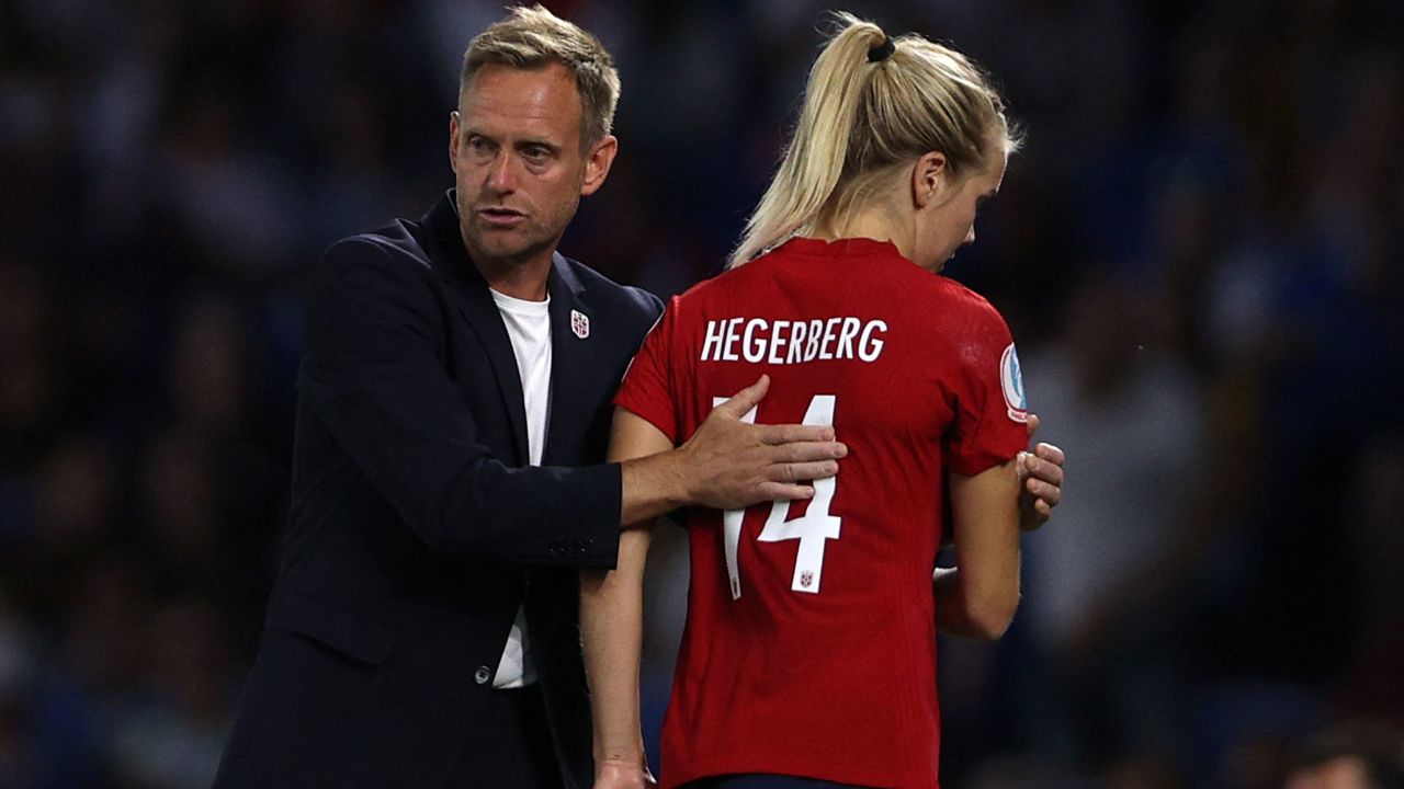 Norway's head coach Martin Sjögren consoles Ada Hegerberg as she leaves the pitch.