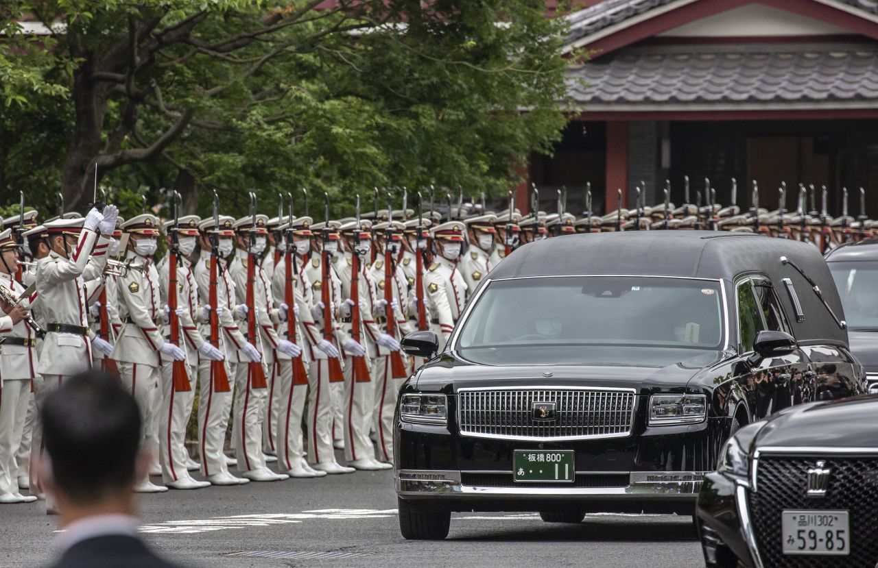 The hearse carrying the body of former Japanese Prime Minister Shinzo Abe leaves Zojoji temple on July 12.