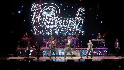 Chicago se presenta en The Grand Ole Opry en Nashville, Tennessee, el 15 de diciembre de 2021. 