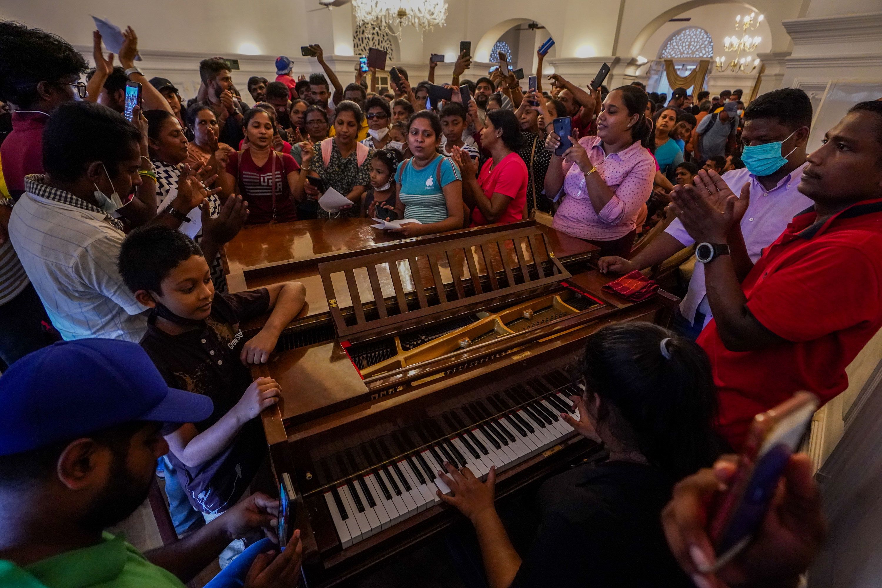 On Monday, two days after protesters stormed the President's House in Colombo, people continued to flock to the capitol to see the palace.