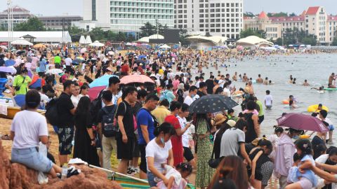 Οι άνθρωποι τρέχουν στην παραλία στη ζέστη του καλοκαιριού στο Qingdao, Κίνα, στις 10 Ιουλίου.