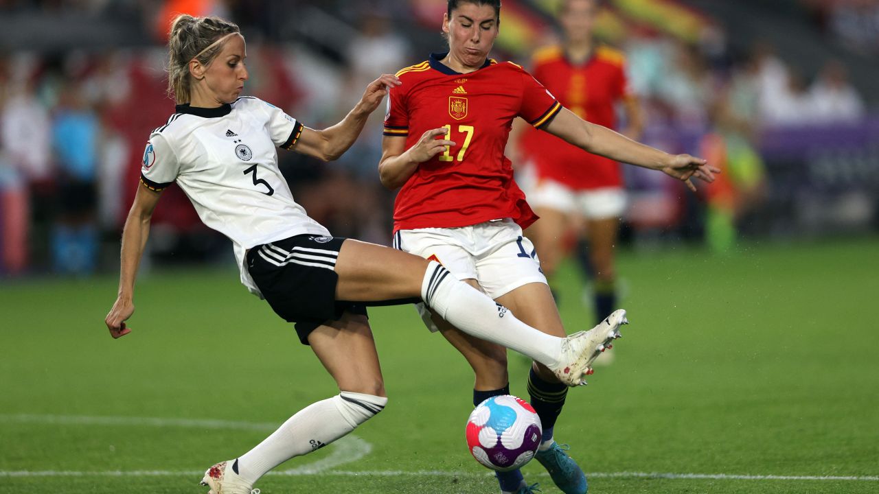 Germany's Kathrin Hendrich vies with Spain's Lucía García.