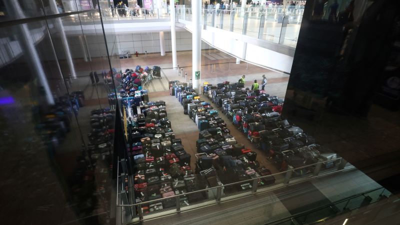 You are currently viewing 1000 bags. Zero passengers. Delta flight from Heathrow latest sign of air travel hell – CNN