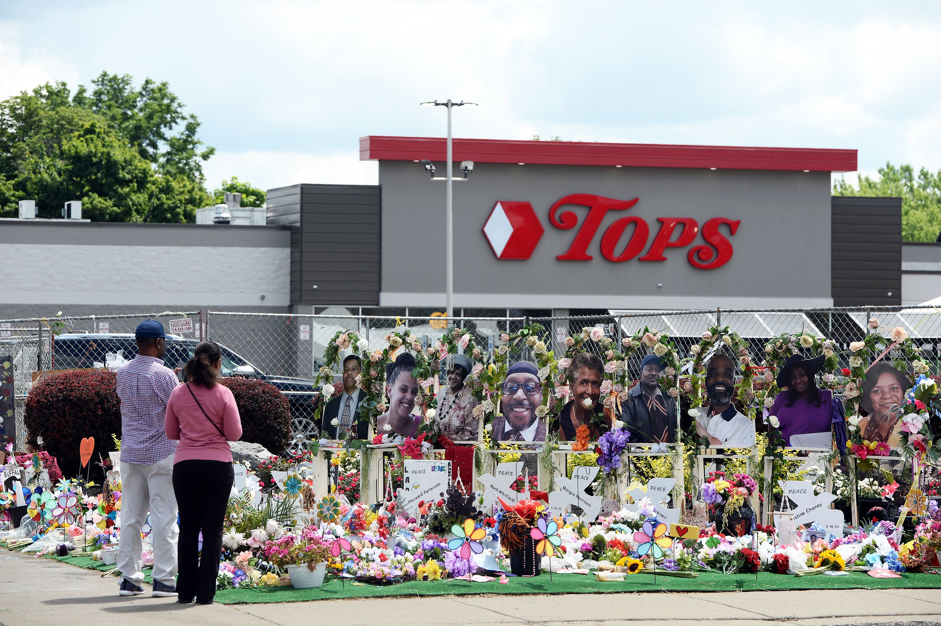 aspekt byld Underholde Buffalo supermarket shooting: Tops Friendly Markets to reopen as fear still  grips community | CNN