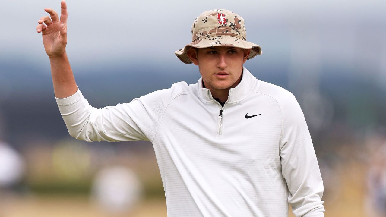 Brown waves to the crowd after a birdie at the 17th.