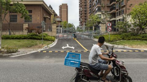 Barricades from recent Covid-related lockdowns block an entrance leading to Country Garden Holdings Co.'s Fengming Haishang residential development in Shanghai, China, on Tuesday, July 12, 2022. 