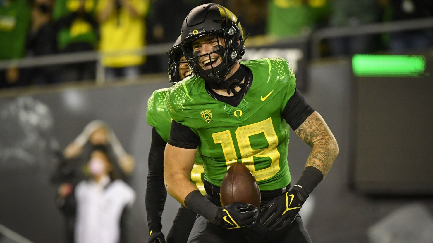Oregon Ducks football player Spencer Webb dies from head injury after fall