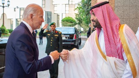 Le prince héritier saoudien Mohammed bin Salman frappe du poing le président américain Joe Biden à son arrivée au palais Al Salman, à Djeddah, en Arabie saoudite, le 15 juillet 2022. 