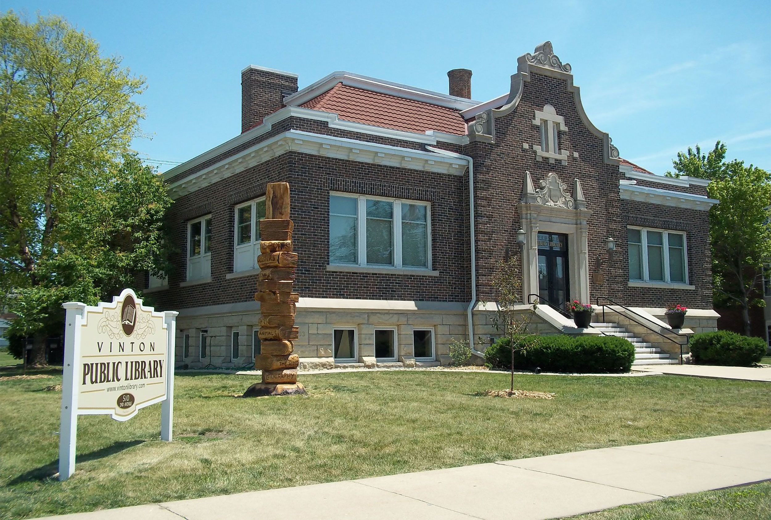 Iowa library temporarily closes after full-time staff leaves