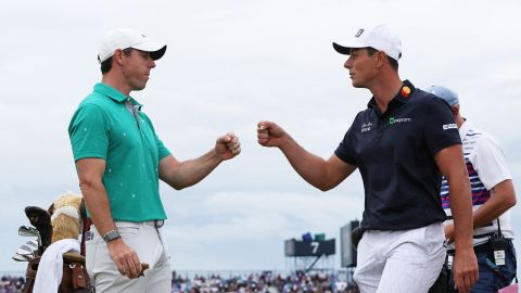 Hovland congratulates McIlroy on his eagle.