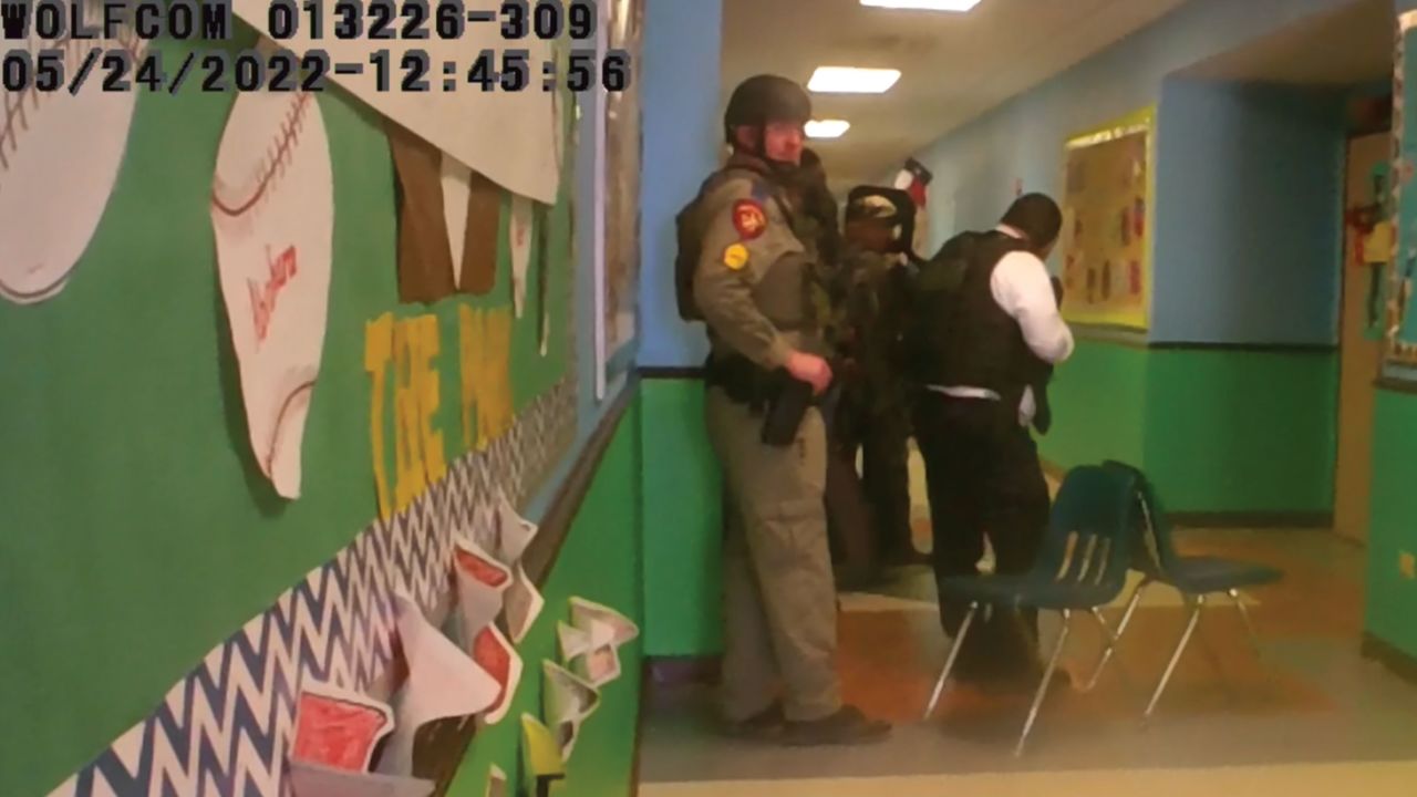 Rakaman kamera badan menunjukkan pegawai sebelum bilik darjah dipecahkan.  Lorong itu tidak lama lagi akan berlumuran darah.