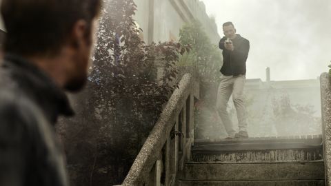 (Desde la izquierda) Ryan Gosling como Six y Chris Evans como Lloyd Hansen se muestran en una escena de 
