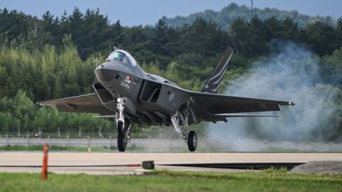 한국의 국산 전투기인 KF-21이 화요일 첫 비행에 성공했습니다.
