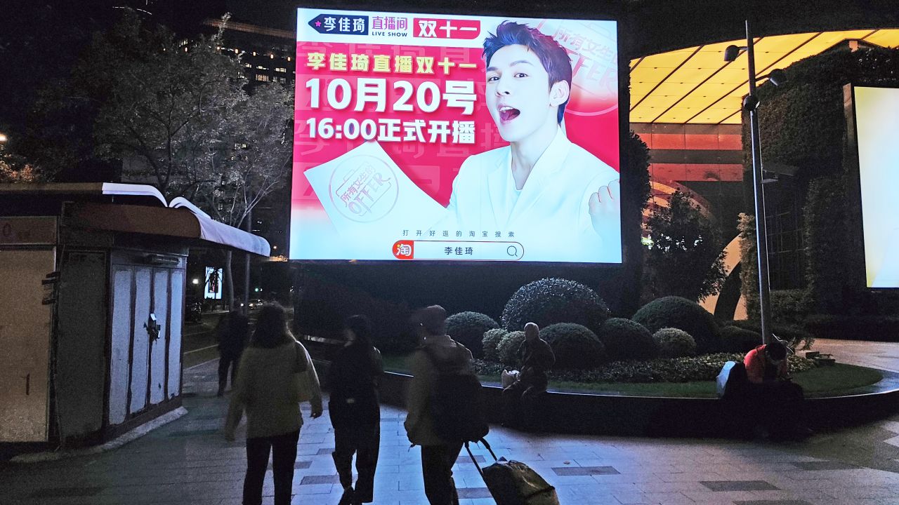 The picture shows online anchor Li Jiaqi's live advertisement for the double 11 Shopping Festival in Shanghai, China on November 2.