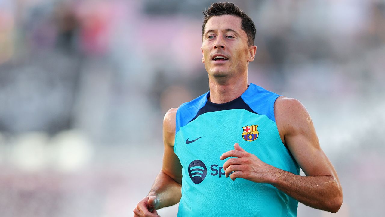 Lewandowski warms up before a preseason friendly against Inter Miami.