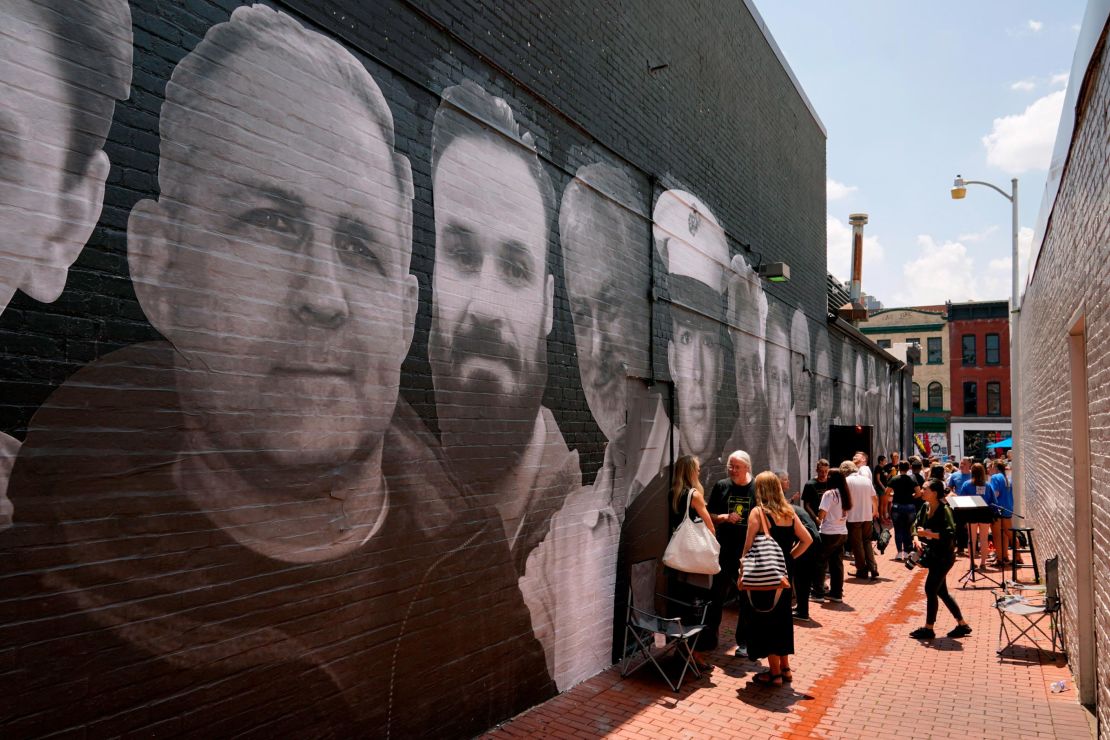 01 detainee mural