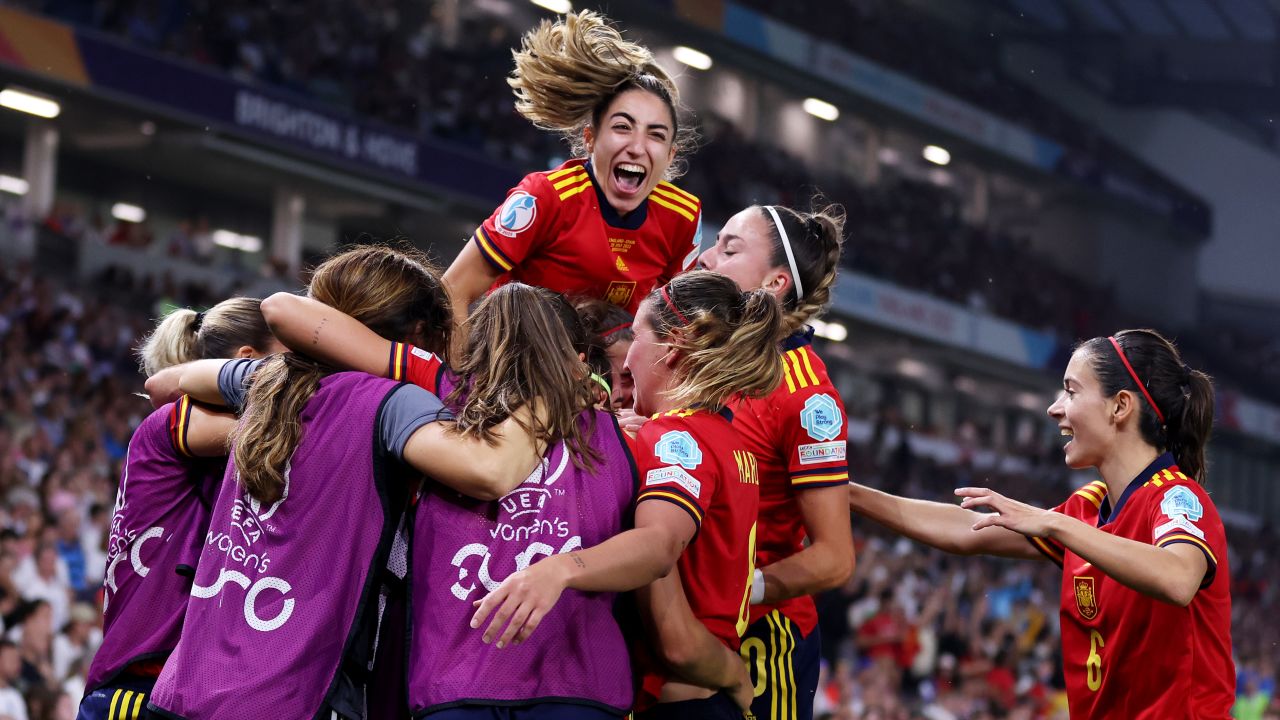 Spain celebrates Esther González's goal.