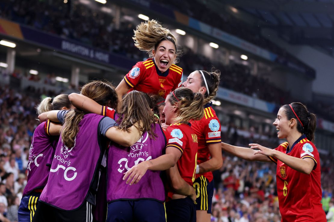 Spain celebrates Esther González's goal.