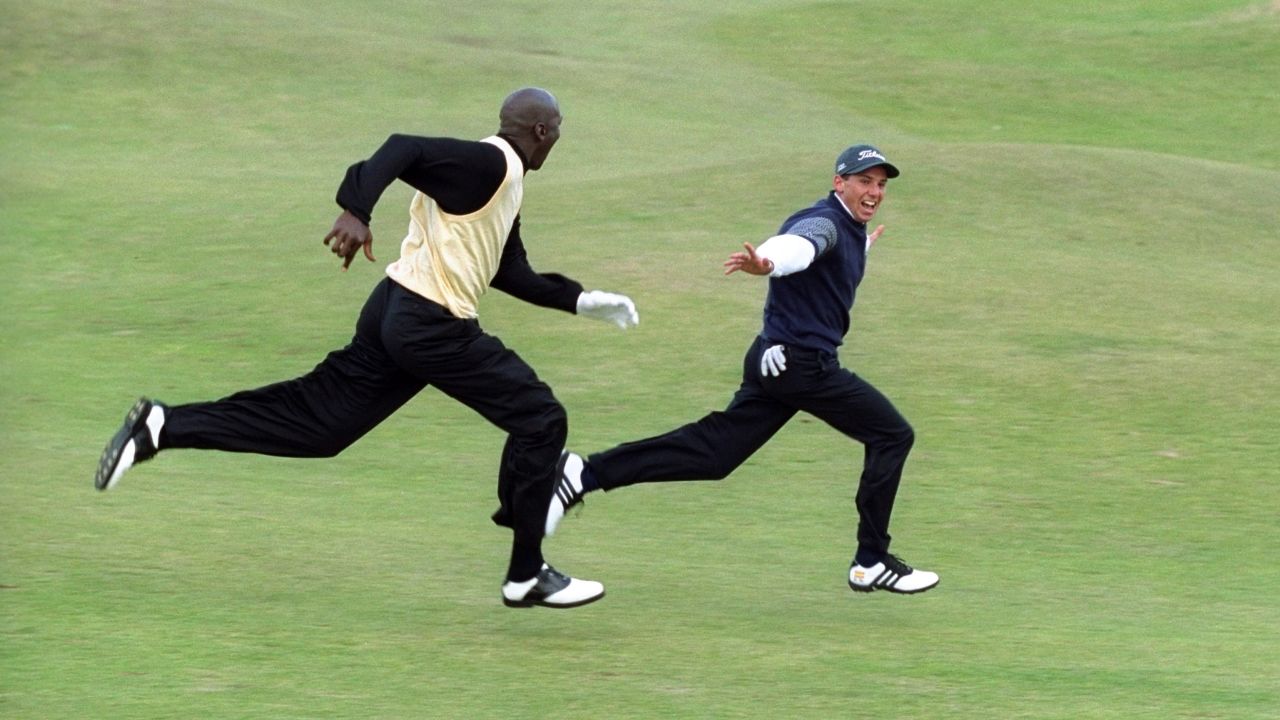 Garcia leads Jordan in a sprint down the 16th fairway of St.  Andrews Old Course during the Alfred Dunhill Cup Pro-Am, 1999.