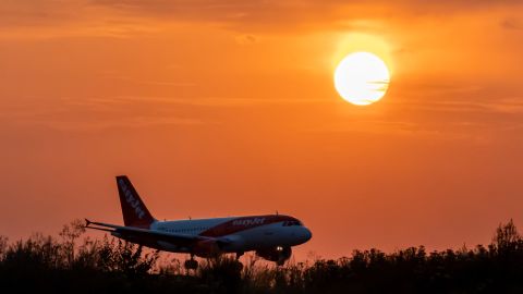 Un avión de EasyJet aterriza en el aeropuerto de Luton al atardecer del 18 de julio de 2022, después de que se levantara una pequeña sección de la pista debido a las altas temperaturas.