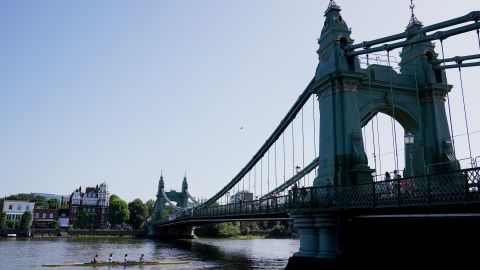 El puente Hammersmith de Londres, construido en 1887, se cerró a todos los usuarios en agosto de 2020 debido a grietas en los pilotes tras una ola de calor.