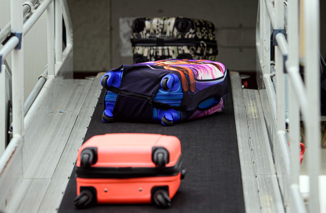 Las maletas suben a un avión Sundair A320 en el aeropuerto internacional de Dresde, en Alemania.  Tome una fotografía de su equipaje.  Podría resultar útil más adelante.