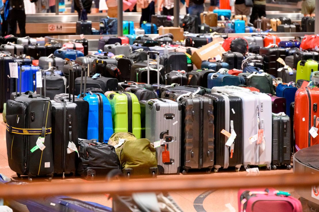 Las maletas pueden acumularse mucho en una zona de recogida de equipaje, como ésta en Hamburgo, Alemania.  Si pierde su equipaje, puede obtener una compensación.