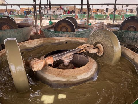 The machine pulverizes the gold ore with water in order to filter out waste stone.