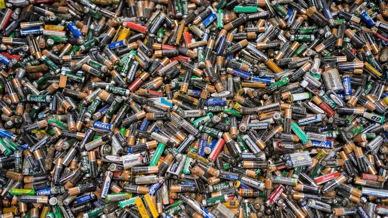 Waarom je AA-batterijen niet altijd in de prullenbak kunt gooien