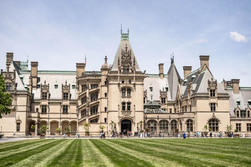 Biltmore Estate Wife of NYC firefighter sues historic Ashville home