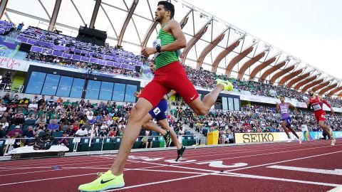 L'algerino Djamel Sedjati taglia il traguardo per vincere la semifinale degli 800 metri maschili durante i Campionati mondiali di atletica leggera in Oregon il 21 luglio.  