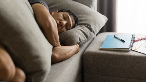 Een regelmatig, lang dutje doen kan een teken zijn van een onderliggende slaapstoornis, zei Dr. Raj Dasgupta van de University of Southern California.
