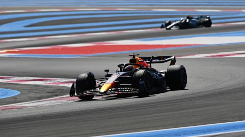 Verstappen leads Lewis Hamilton at Circuit Paul Ricard.