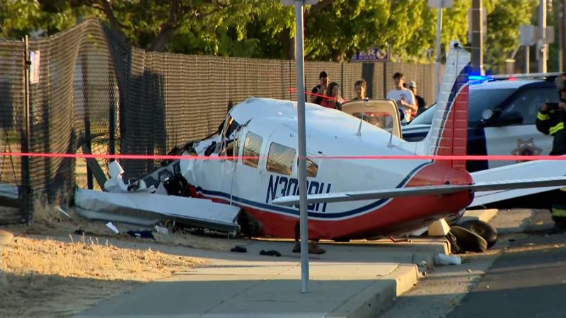 Small plane crashes near residential neighborhood in San Jose, pilot seriously injured