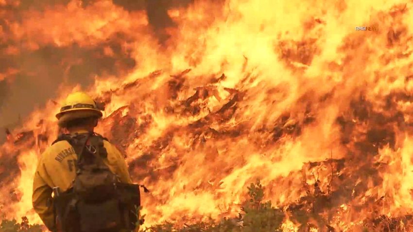 oak fire mariposa county california firefighter