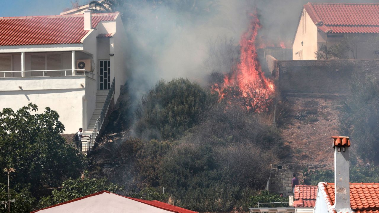 The fire has threatened residential areas.