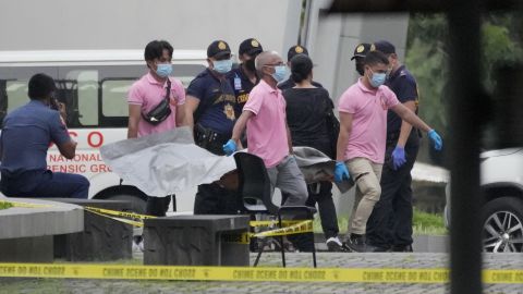Des funérailles transportent le corps d'une victime à l'Université Ateneo de Manila à Quezon City, Philippines, le dimanche 24 juillet 2022