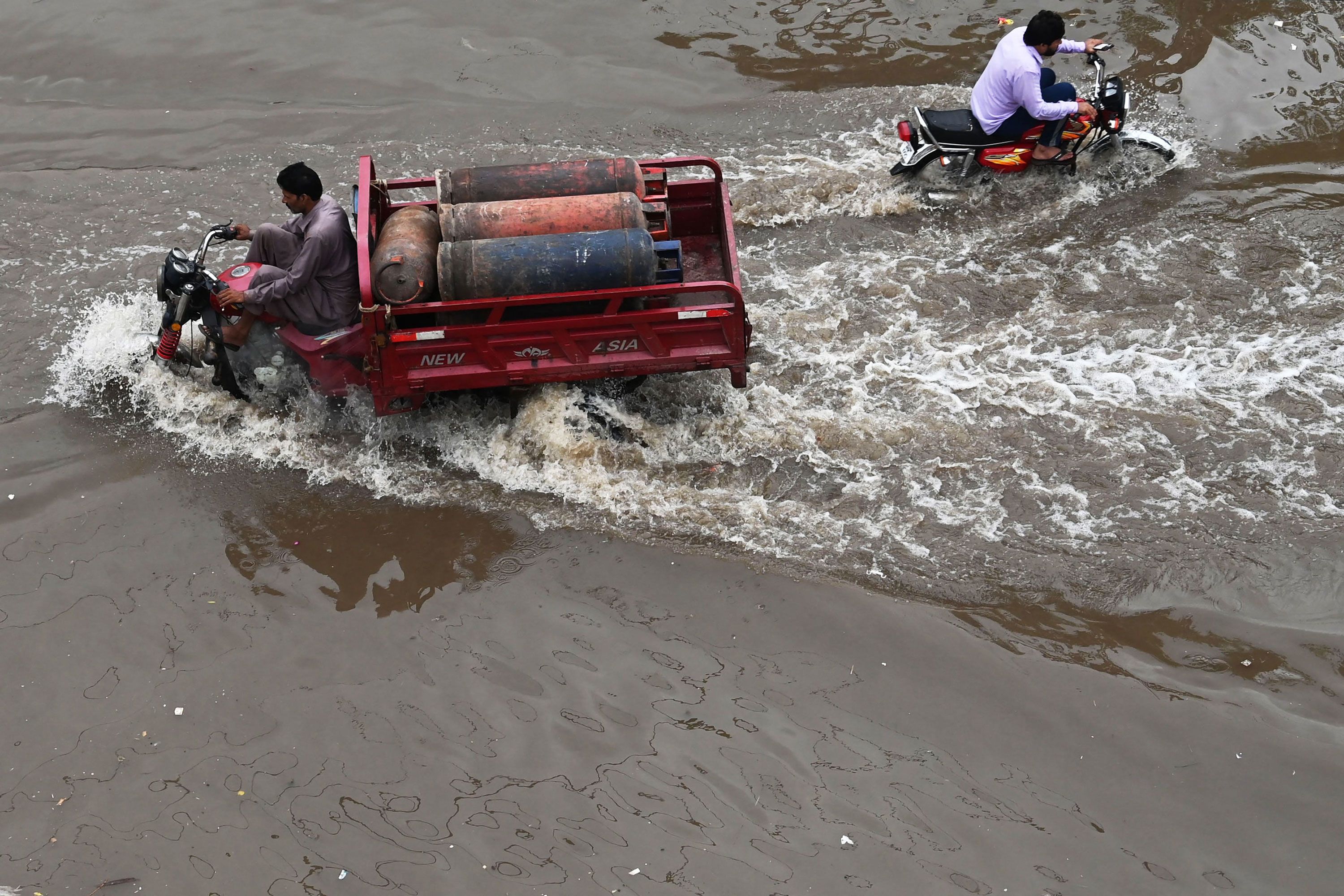 Pakistan rain: Karachi battered by torrential rain, as climate crisis makes  weather more unpredictable | CNN