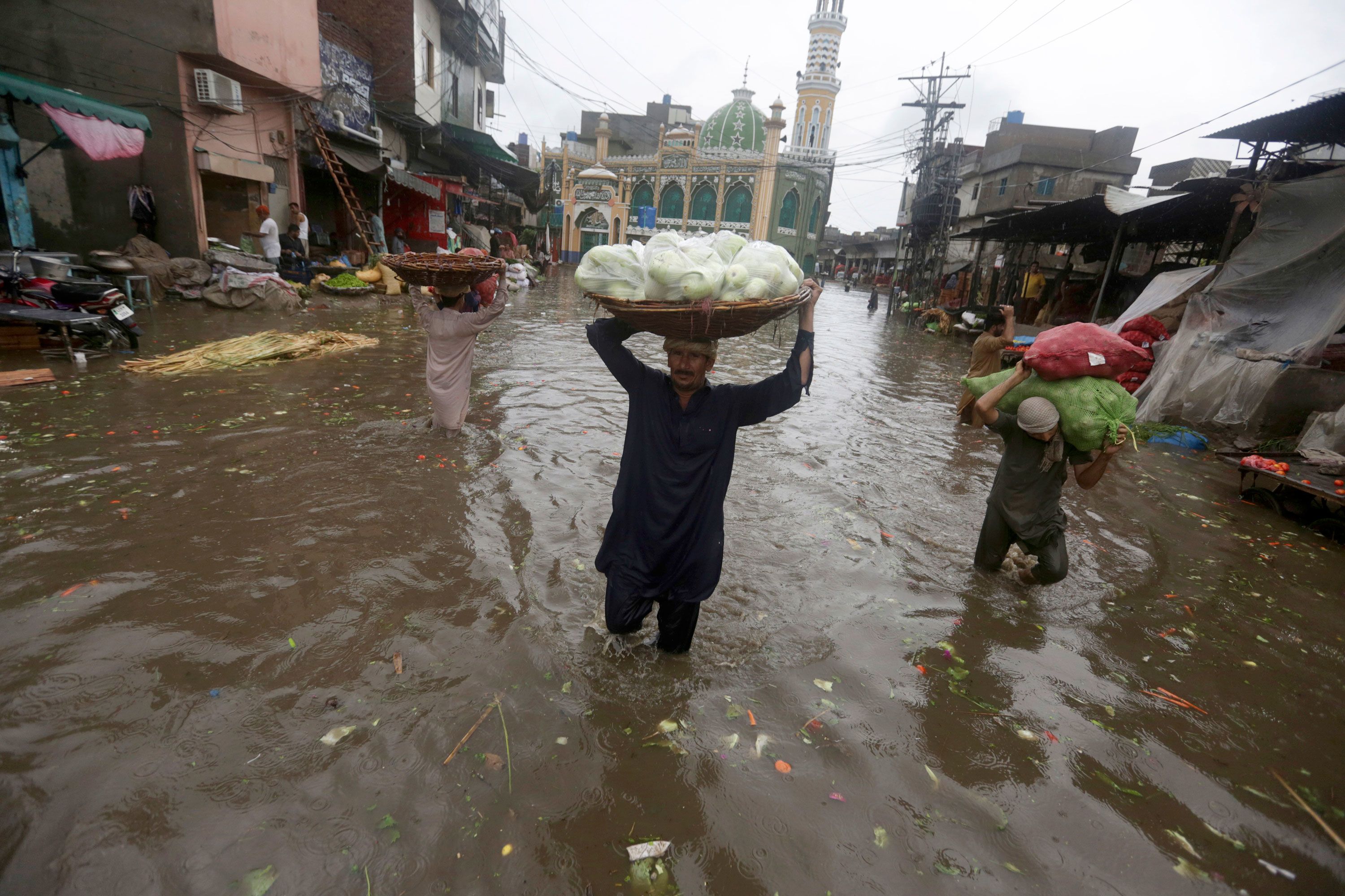 Pakistan rain: Karachi battered by torrential rain, as climate crisis makes  weather more unpredictable | CNN