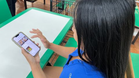 Lily Yu de Riverside, California, muestra la aplicación Flashfood, que muestra los alimentos cerca de las fechas de venta.