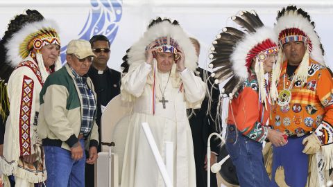 Ο Πάπας Φραγκίσκος φορά μαντίλα κατά τη διάρκεια επίσκεψης με Αβορίγινες στο Maskwacis στο Έντμοντον της Αλμπέρτα τη Δευτέρα.