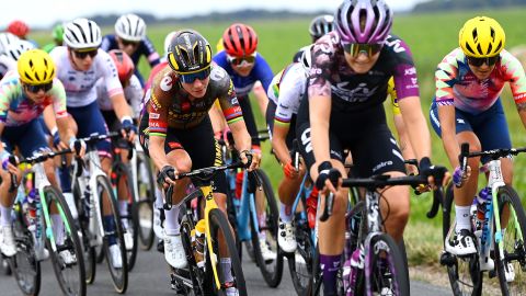 Il gruppo femminile al Tour de France Femmes.
