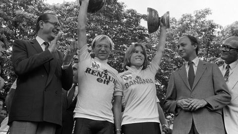 Marianne Martin stands on the podium in Paris with Laurent Fignon in 1984.