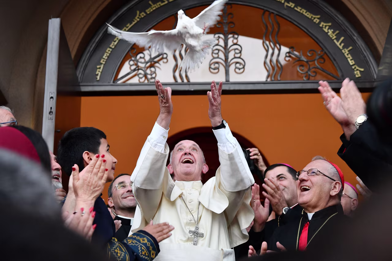 TOPSHOT - Pope Francis (C) releases a dove as a symbol of peace during a meeting with Chaldean community at the Catholic Church of St Simon Bar Sabbae in Tbilisi, on September 30, 2016. - Pope Francis set off on September 30 for Georgia and Azerbaijan on what Vatican officials billed as a mission to promote peace in a troubled part of the world, three months after he visited neighbouring Armenia.