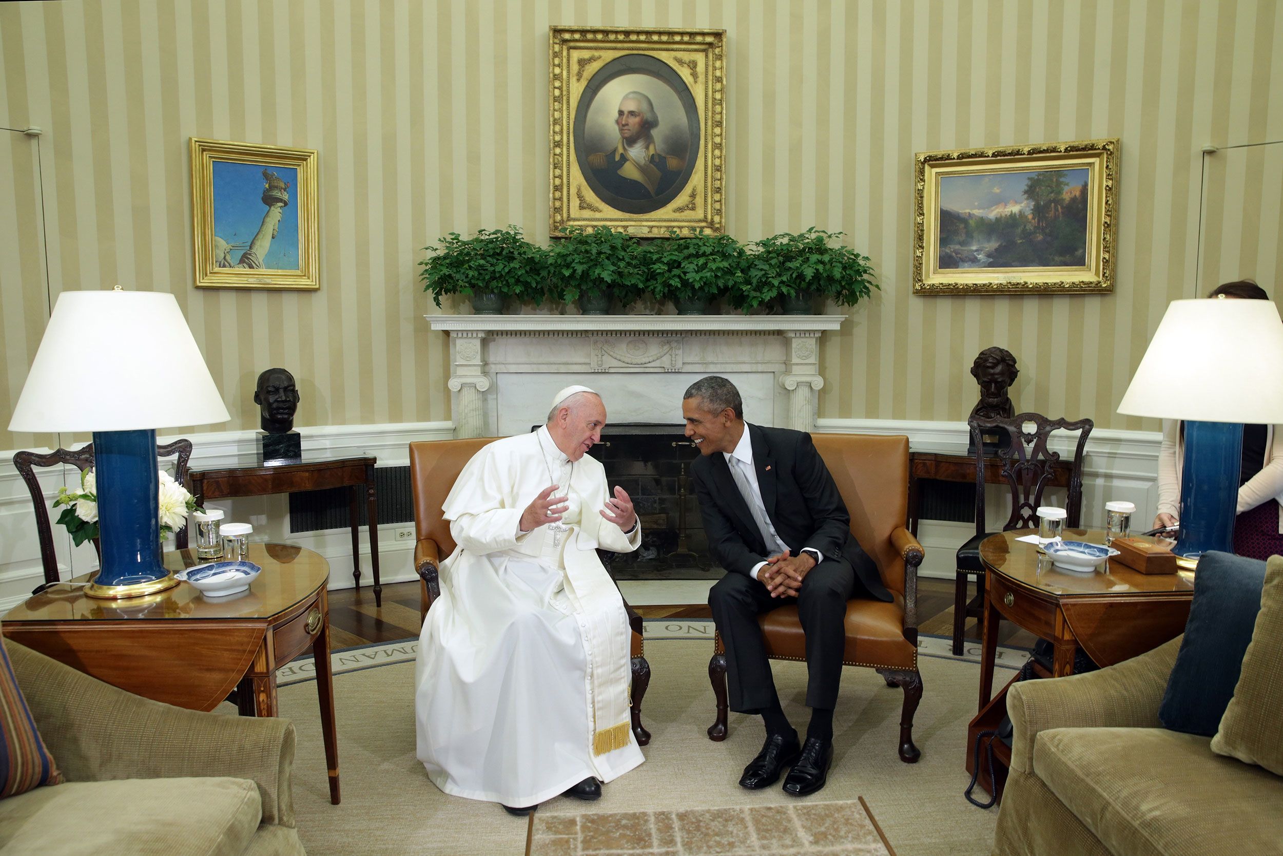 The Pope talks with US President Barack Obama while visiting the White House in September 2015.