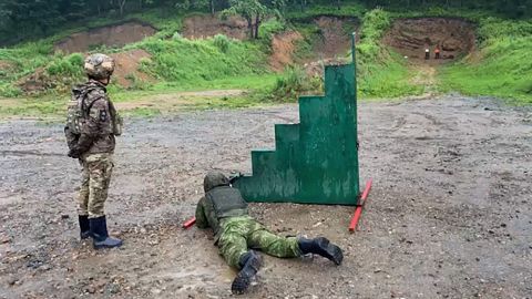 رضاکار روس کے مشرق بعید میں پریمورسکی کرائی میں چار ہفتے کے تربیتی کورس میں حصہ لے رہے ہیں، گولی مارنے کا طریقہ اور دیگر بنیادی فوجی مہارتیں سیکھ رہے ہیں۔