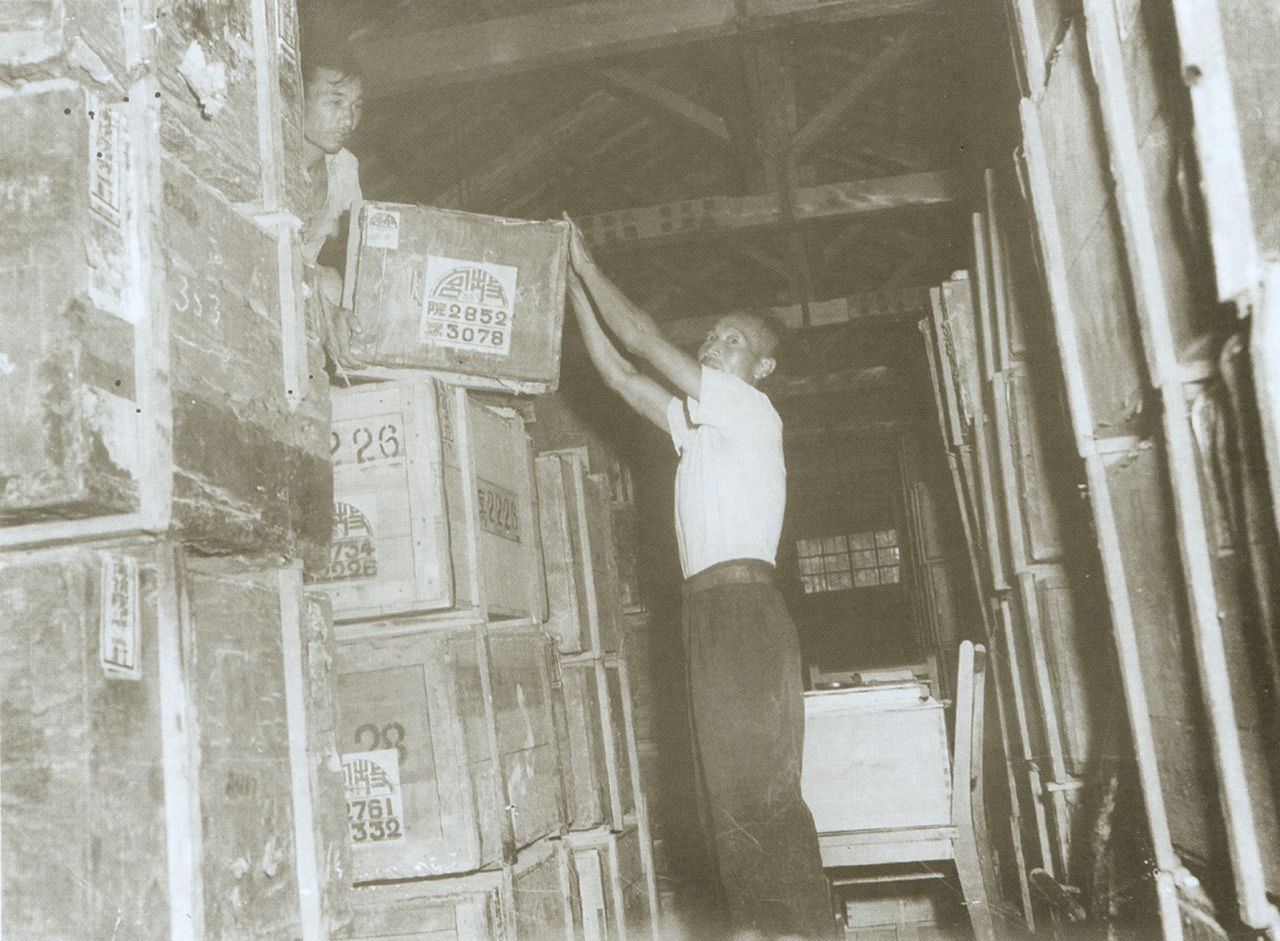 Museum staff at work, as parts of the imperial collection was temporarily
stored in a cave outside of Taichung.
